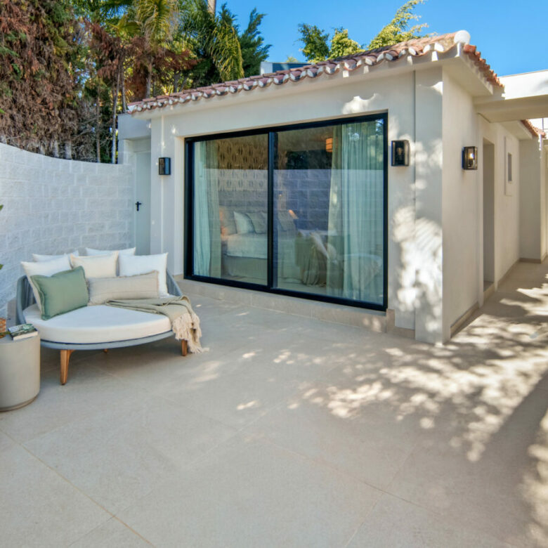 FOR SALE 🏡 Frontline Golf Villa with Separate Guest House – La Cerquilla, Nueva Andalucía 🇪🇸