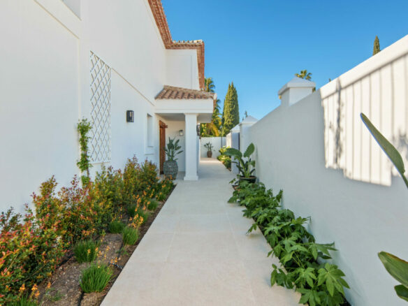 FOR SALE 🏡 Frontline Golf Villa with Separate Guest House – La Cerquilla, Nueva Andalucía 🇪🇸