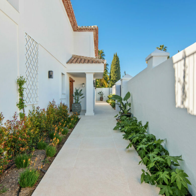 FOR SALE 🏡 Frontline Golf Villa with Separate Guest House – La Cerquilla, Nueva Andalucía 🇪🇸