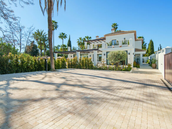 FOR SALE 🏡 Frontline Golf Villa with Separate Guest House – La Cerquilla, Nueva Andalucía 🇪🇸