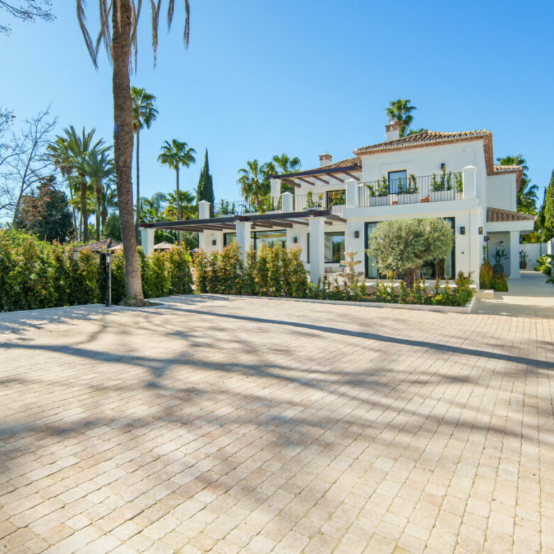 FOR SALE 🏡 Frontline Golf Villa with Separate Guest House – La Cerquilla, Nueva Andalucía 🇪🇸