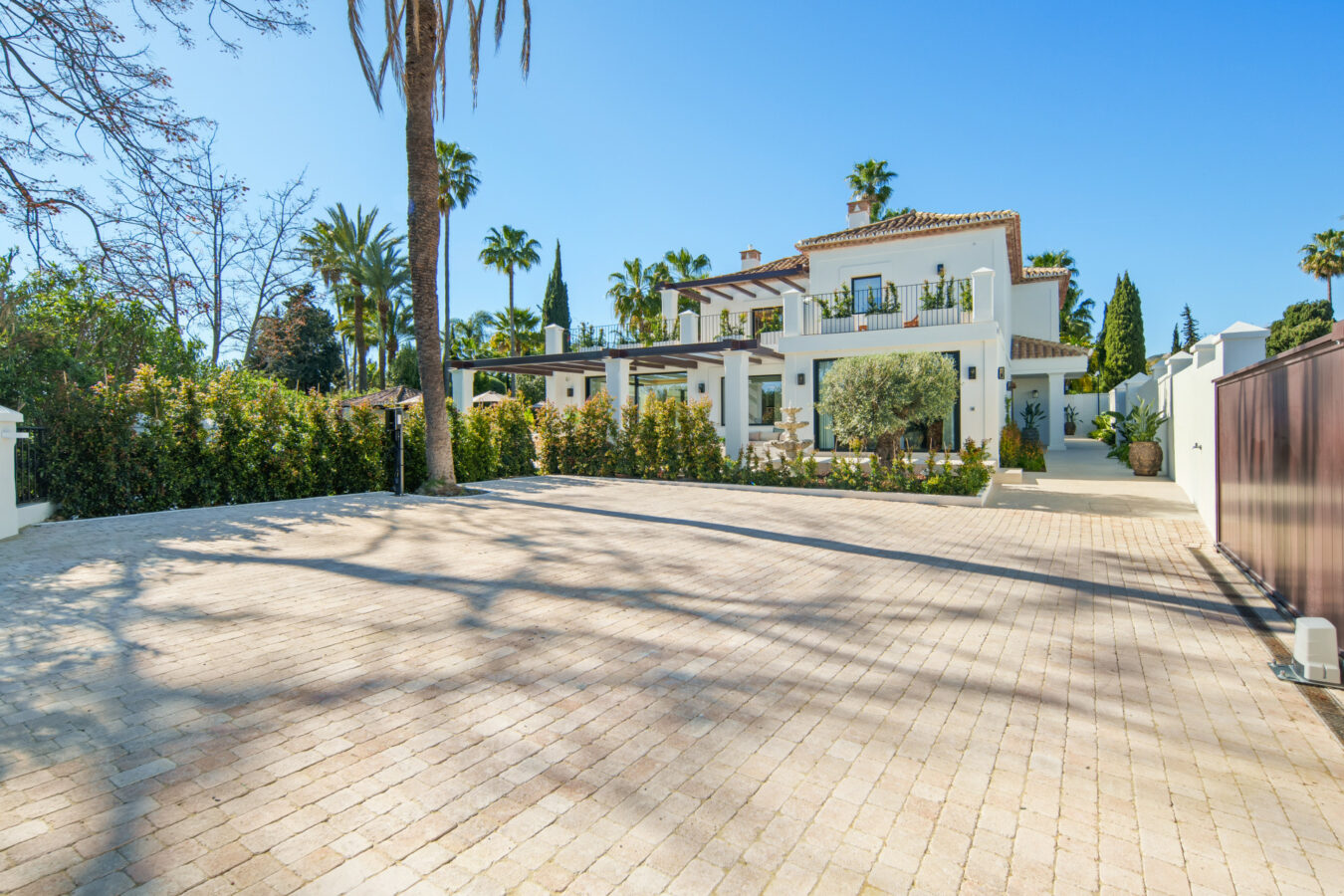 FOR SALE 🏡 Frontline Golf Villa with Separate Guest House – La Cerquilla, Nueva Andalucía 🇪🇸