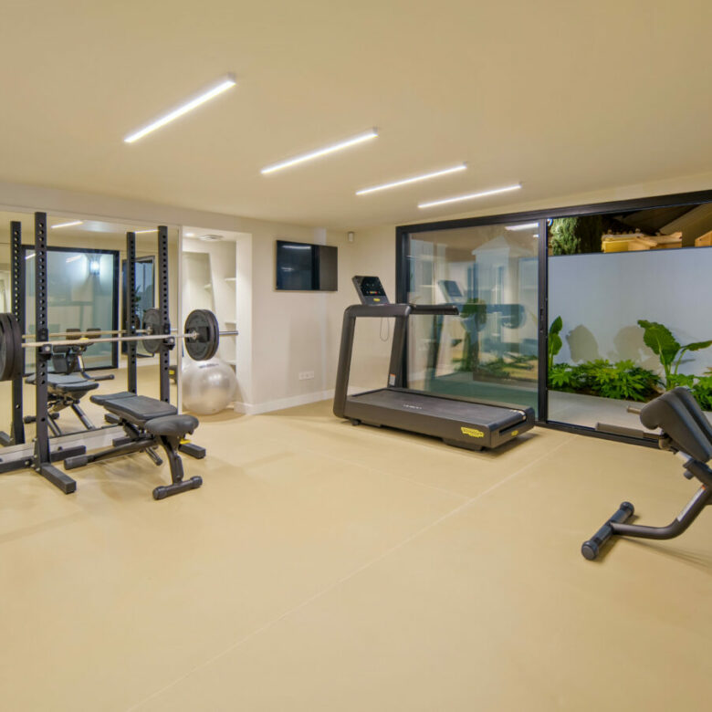 FOR SALE 🏡 Frontline Golf Villa with Separate Guest House – La Cerquilla, Nueva Andalucía 🇪🇸