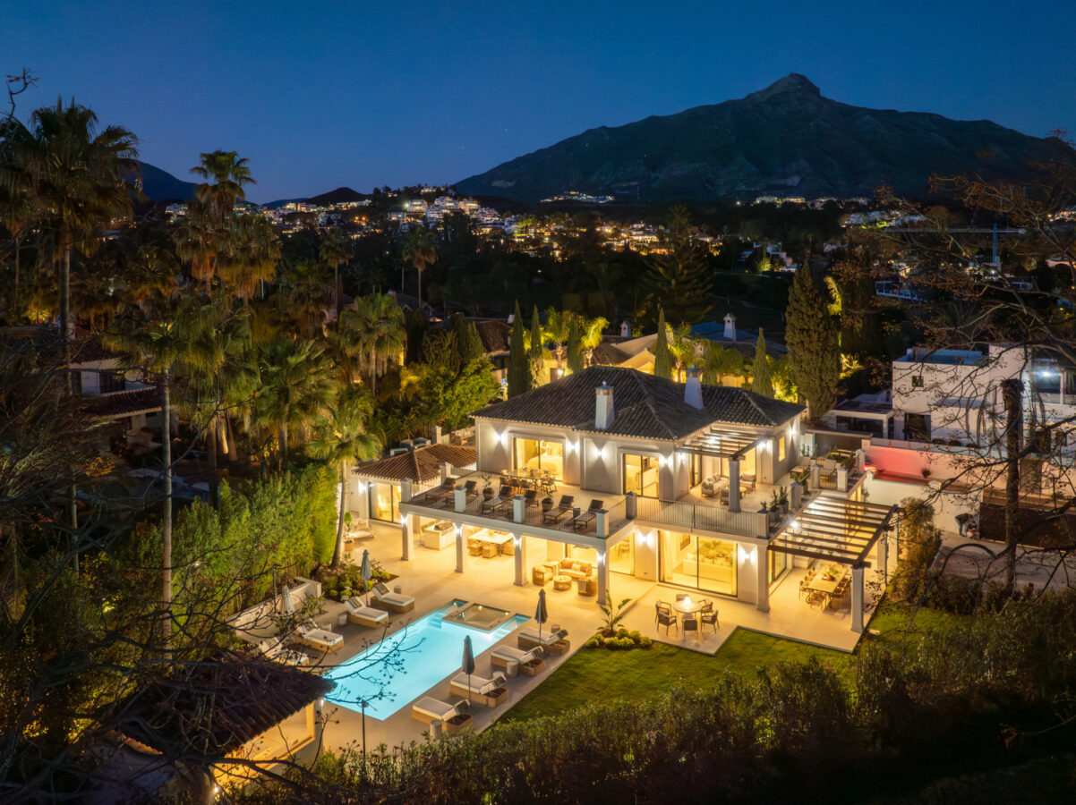 FOR SALE 🏡 Frontline Golf Villa with Separate Guest House – La Cerquilla, Nueva Andalucía 🇪🇸