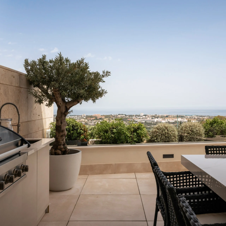 FOR SALE 🌟🏡 Panoramic Sea-View Residence with Private-Villa Ambience🇪🇸 La Quinta, Benahavís 🇪🇸