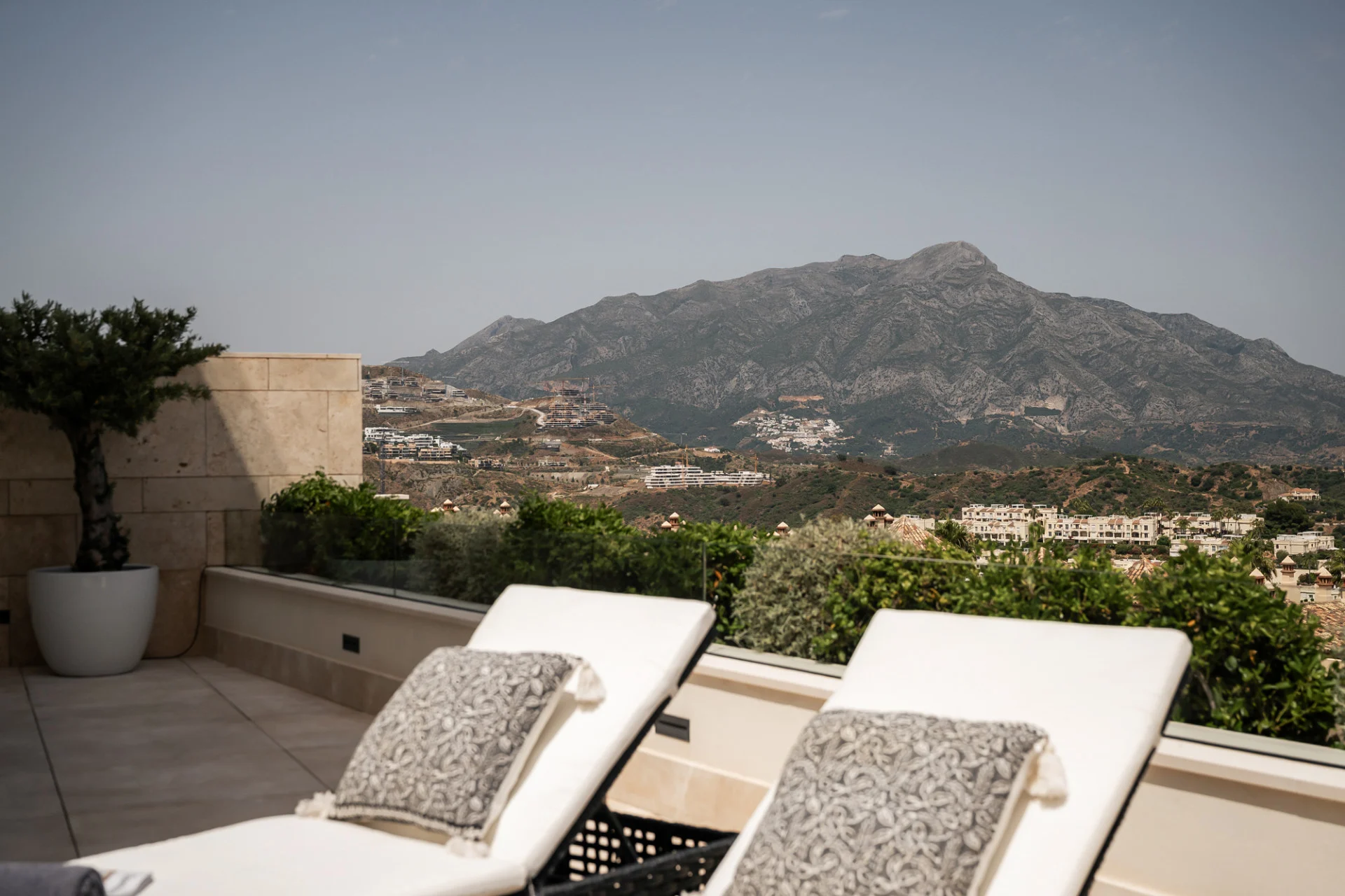 FOR SALE 🌟🏡 Panoramic Sea-View Residence with Private-Villa Ambience🇪🇸 La Quinta, Benahavís 🇪🇸