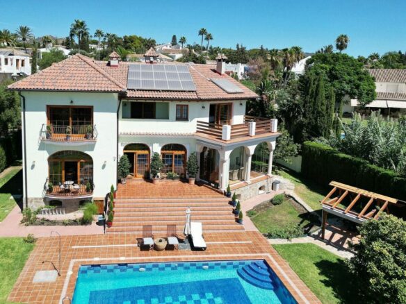 High specification villa with sea views and pool in El Rosario, Marbella East
