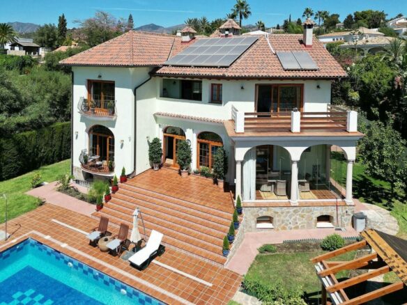 High specification villa with sea views and pool in El Rosario, Marbella East