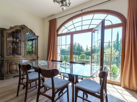 High specification villa with sea views and pool in El Rosario, Marbella East
