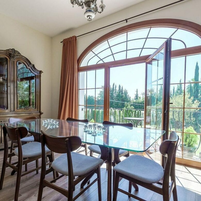 High specification villa with sea views and pool in El Rosario, Marbella East