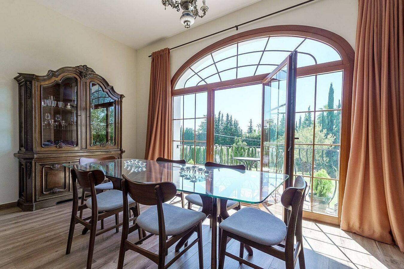 High specification villa with sea views and pool in El Rosario, Marbella East