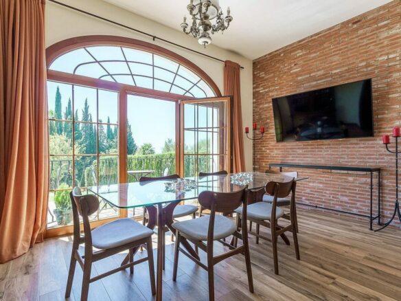 High specification villa with sea views and pool in El Rosario, Marbella East