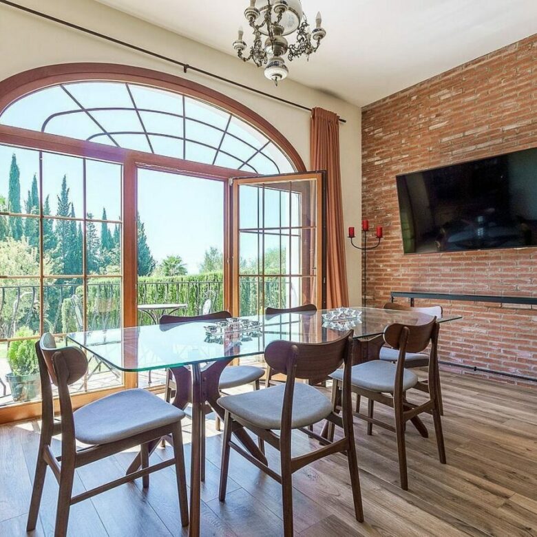 High specification villa with sea views and pool in El Rosario, Marbella East