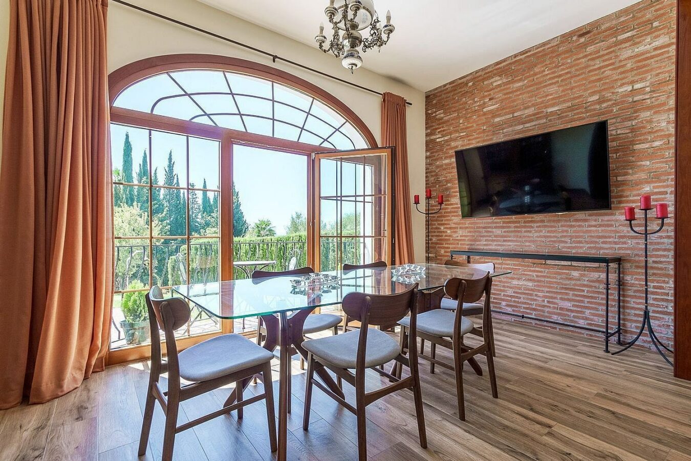 High specification villa with sea views and pool in El Rosario, Marbella East