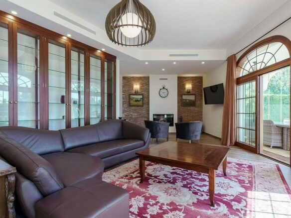 High specification villa with sea views and pool in El Rosario, Marbella East