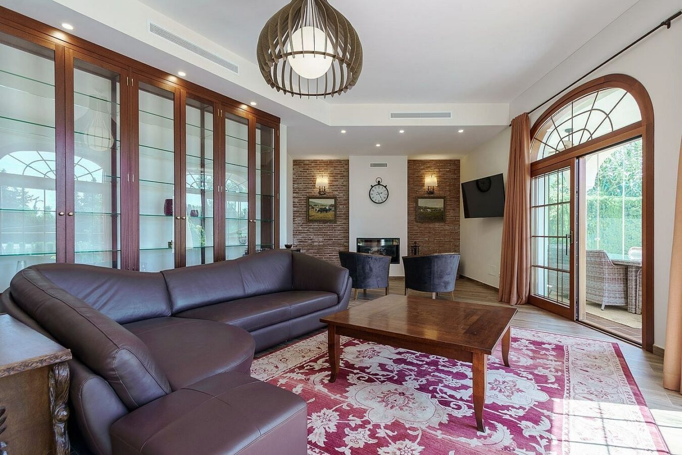 High specification villa with sea views and pool in El Rosario, Marbella East