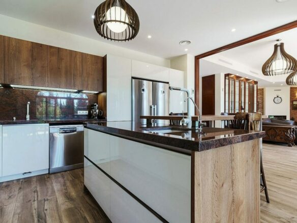 High specification villa with sea views and pool in El Rosario, Marbella East