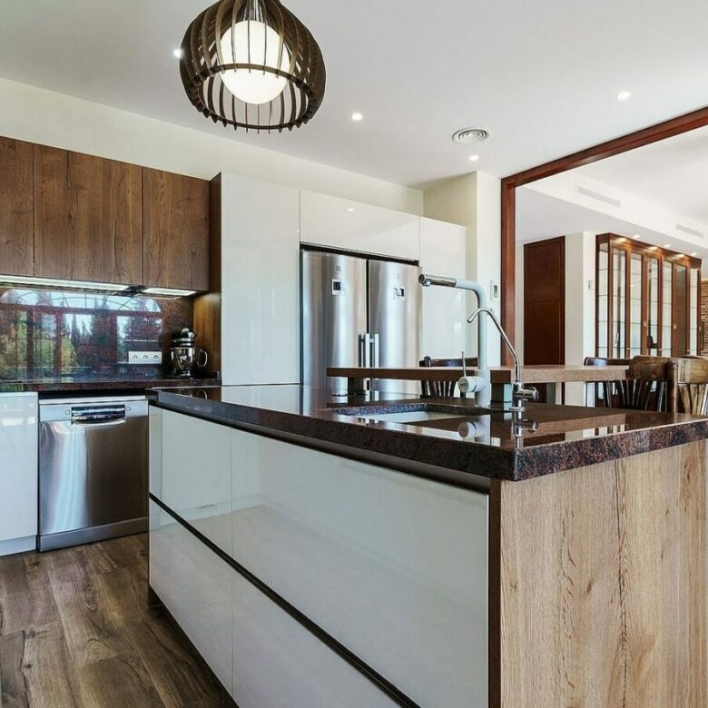 High specification villa with sea views and pool in El Rosario, Marbella East
