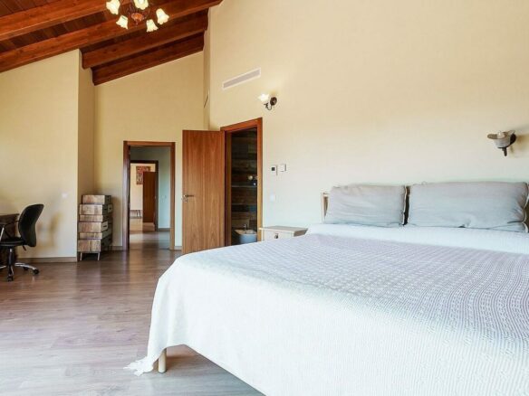 High specification villa with sea views and pool in El Rosario, Marbella East