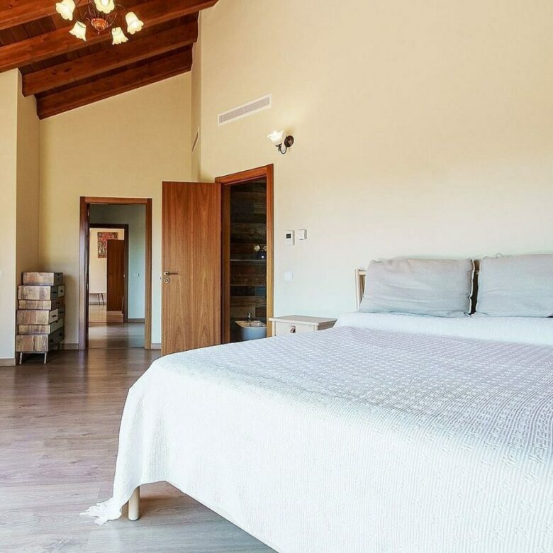 High specification villa with sea views and pool in El Rosario, Marbella East