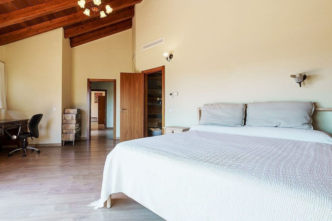 High specification villa with sea views and pool in El Rosario, Marbella East