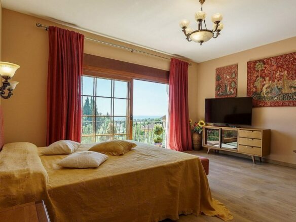 High specification villa with sea views and pool in El Rosario, Marbella East
