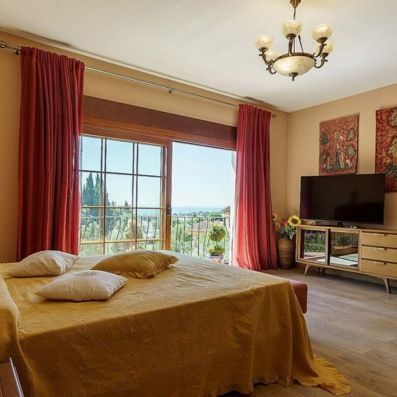 High specification villa with sea views and pool in El Rosario, Marbella East