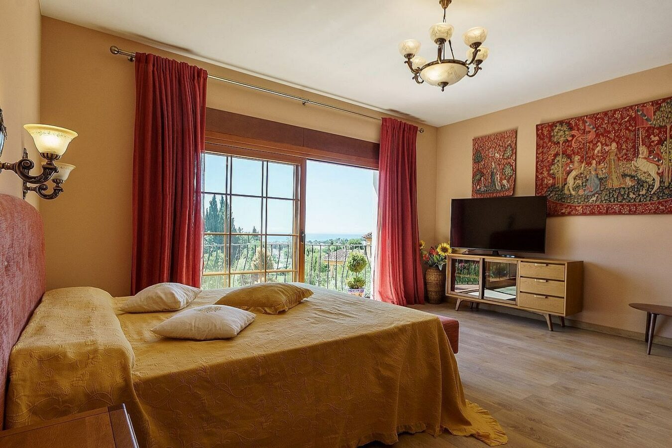 High specification villa with sea views and pool in El Rosario, Marbella East