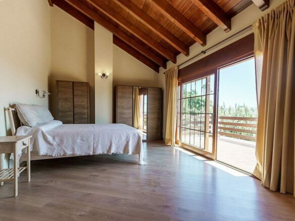 High specification villa with sea views and pool in El Rosario, Marbella East