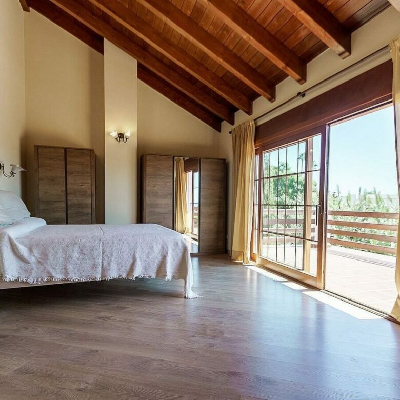 High specification villa with sea views and pool in El Rosario, Marbella East