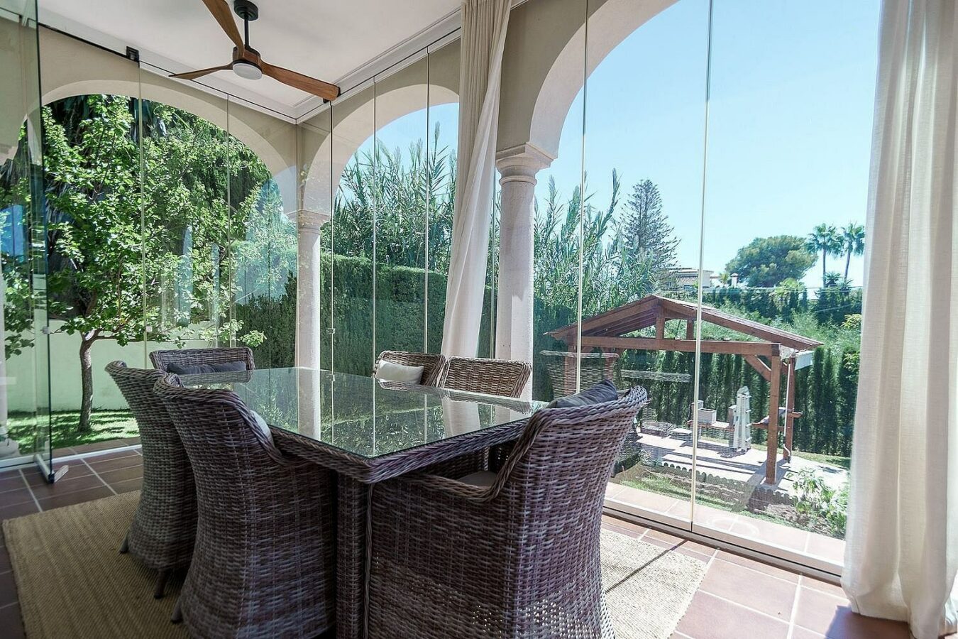 High specification villa with sea views and pool in El Rosario, Marbella East