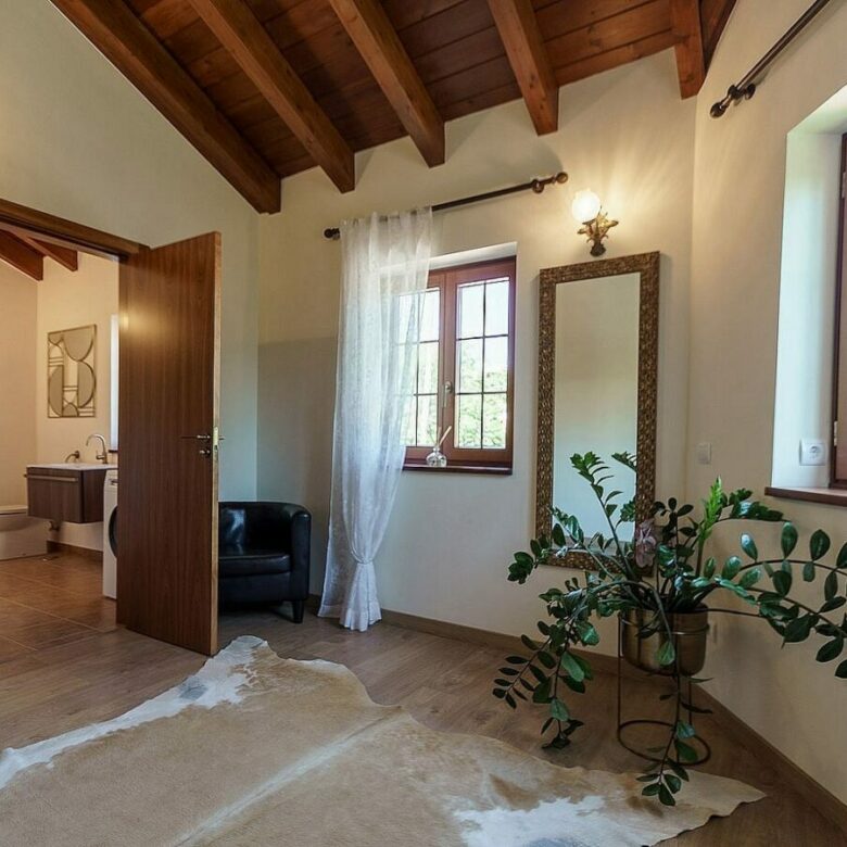 High specification villa with sea views and pool in El Rosario, Marbella East