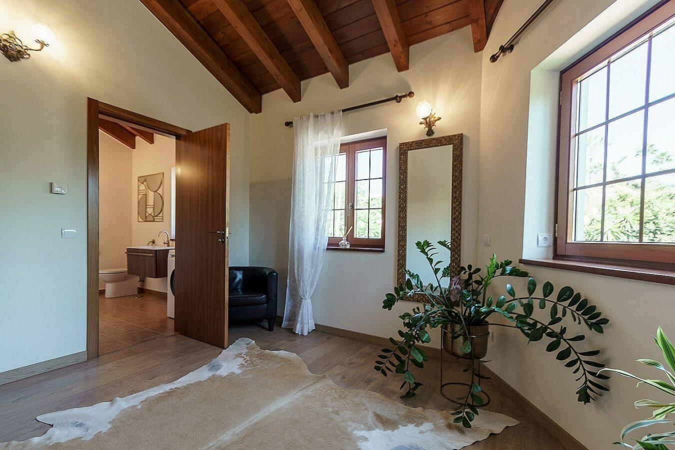 High specification villa with sea views and pool in El Rosario, Marbella East