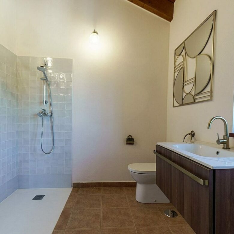 High specification villa with sea views and pool in El Rosario, Marbella East