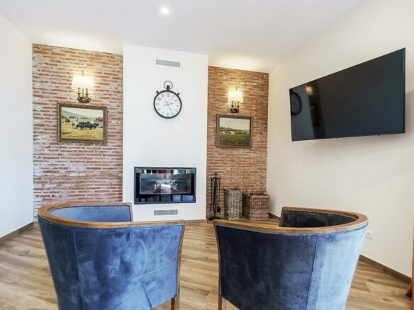 High specification villa with sea views and pool in El Rosario, Marbella East