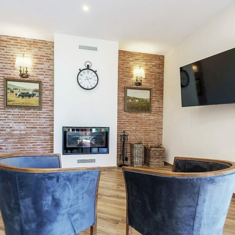 High specification villa with sea views and pool in El Rosario, Marbella East