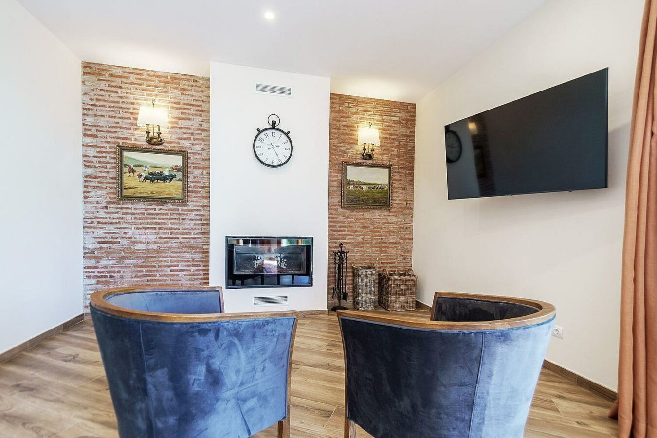 High specification villa with sea views and pool in El Rosario, Marbella East