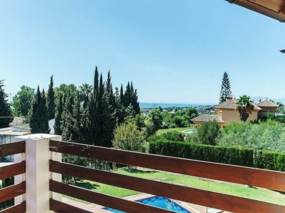 High specification villa with sea views and pool in El Rosario, Marbella East
