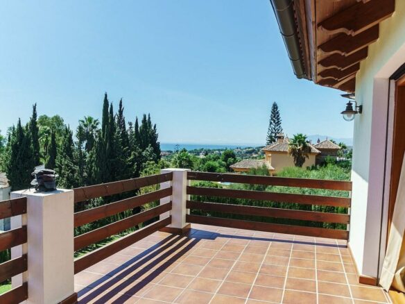 High specification villa with sea views and pool in El Rosario, Marbella East