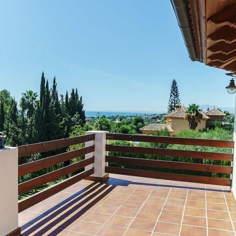 High specification villa with sea views and pool in El Rosario, Marbella East