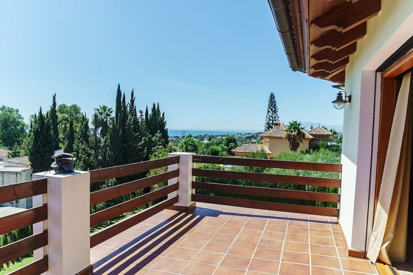 High specification villa with sea views and pool in El Rosario, Marbella East