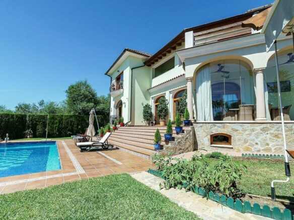 High specification villa with sea views and pool in El Rosario, Marbella East