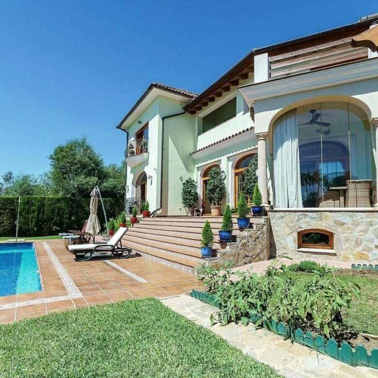 High specification villa with sea views and pool in El Rosario, Marbella East