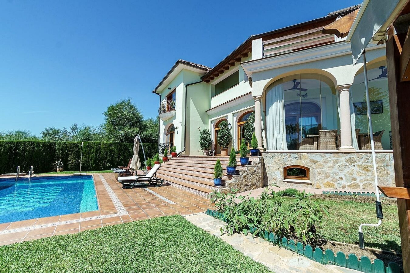 High specification villa with sea views and pool in El Rosario, Marbella East