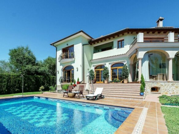 High specification villa with sea views and pool in El Rosario, Marbella East