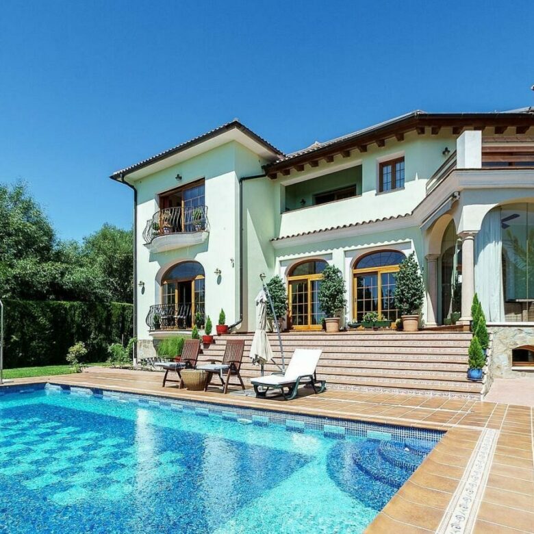 High specification villa with sea views and pool in El Rosario, Marbella East
