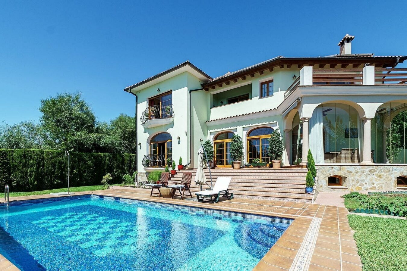 High specification villa with sea views and pool in El Rosario, Marbella East
