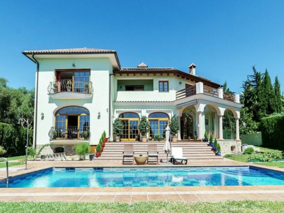 High specification villa with sea views and pool in El Rosario, Marbella East