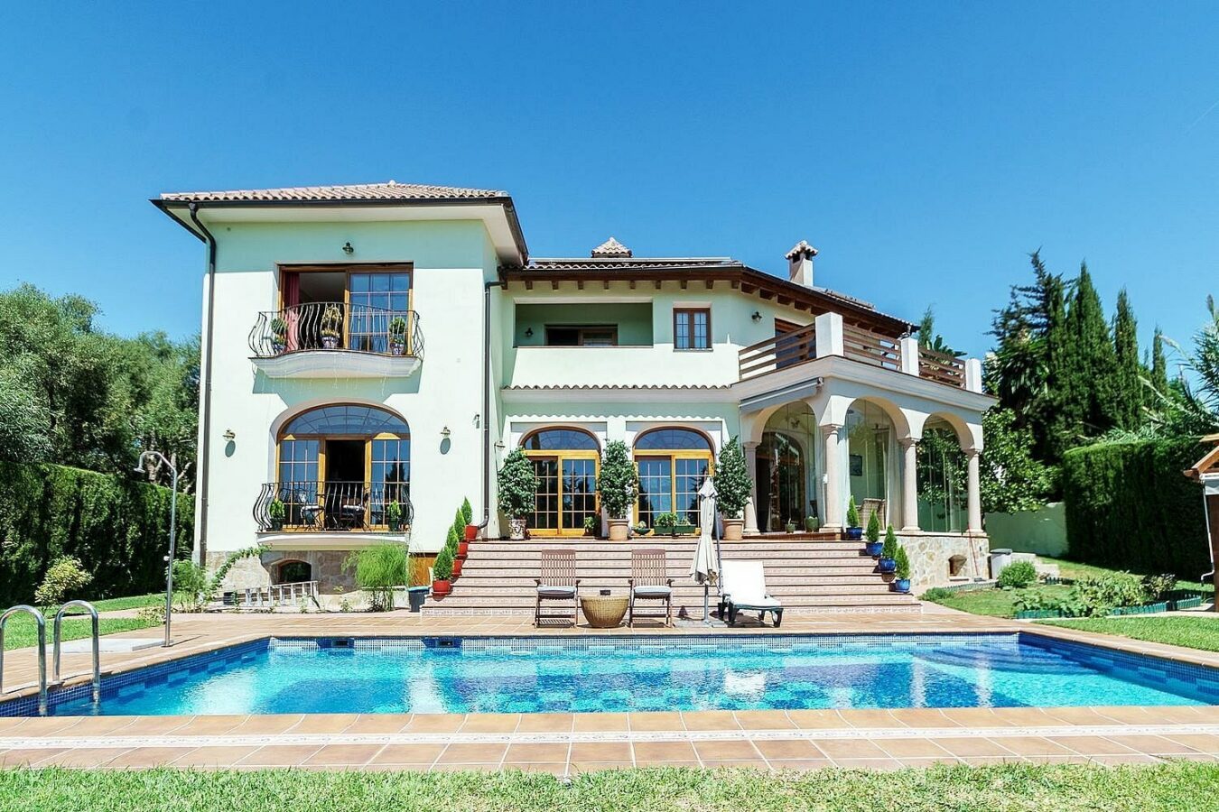 High specification villa with sea views and pool in El Rosario, Marbella East