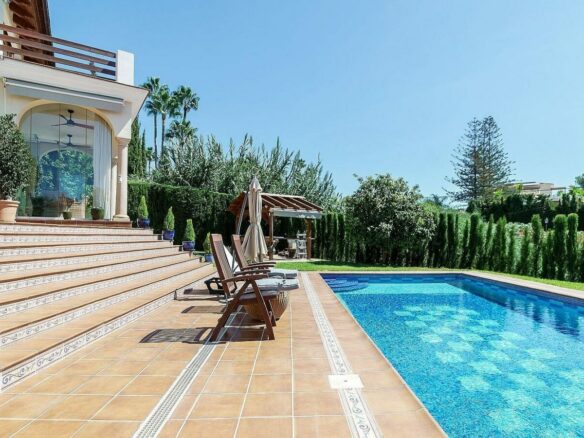 High specification villa with sea views and pool in El Rosario, Marbella East